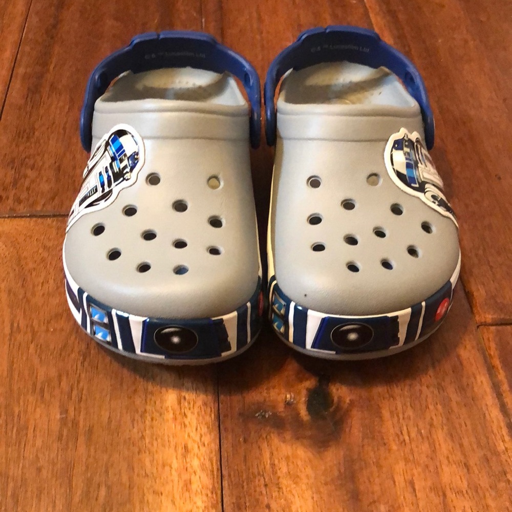 She wars R2D2 crocs